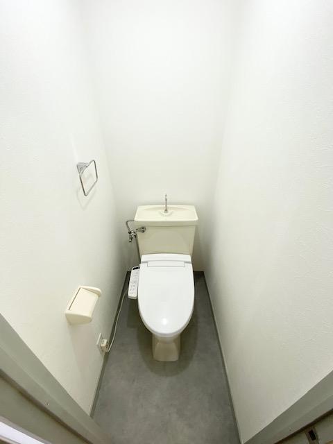トイレ　温水洗浄便座付きのトイレです