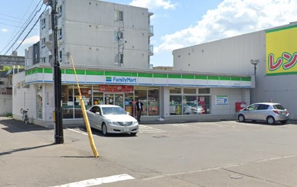 コンビニ　ファミリーマート札幌南12条店（コンビニ）まで307m