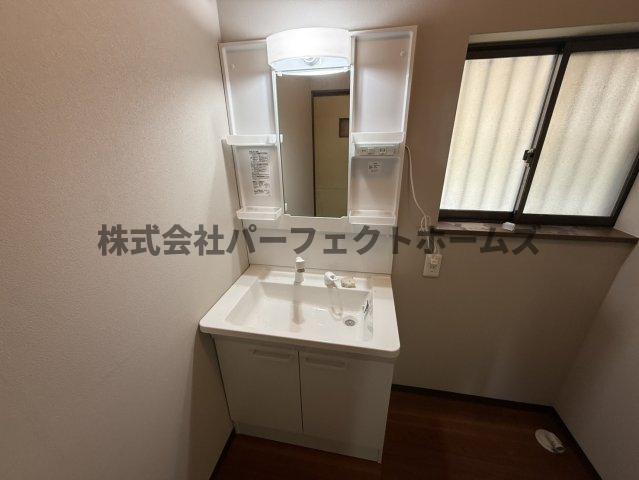 洗面設備　独立洗面化粧台が付いています