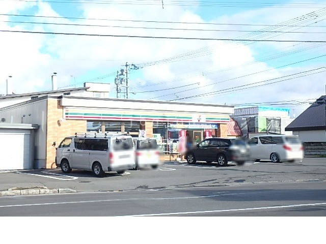コンビニ　セブンイレブン旭川新富2条店（コンビニ）まで906m