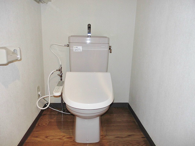 トイレ　ウォシュレットが取り付けられたトイレ