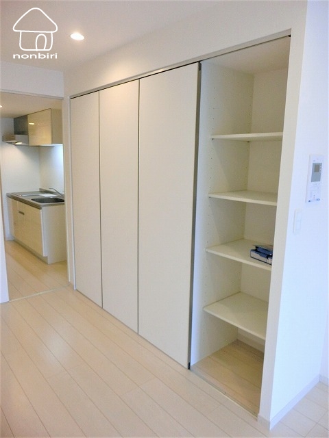 収納　この部屋の収納は壁一面です