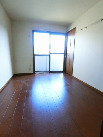 その他部屋・スペース　2階・南向き洋室6帖☆バルコニーに繋がるお部屋です！ウォーク
