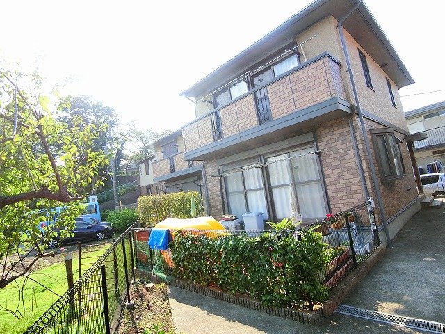建物外観　「新百合ヶ丘」駅にアクセス可能な最寄りバス停まで徒歩1分！ペ