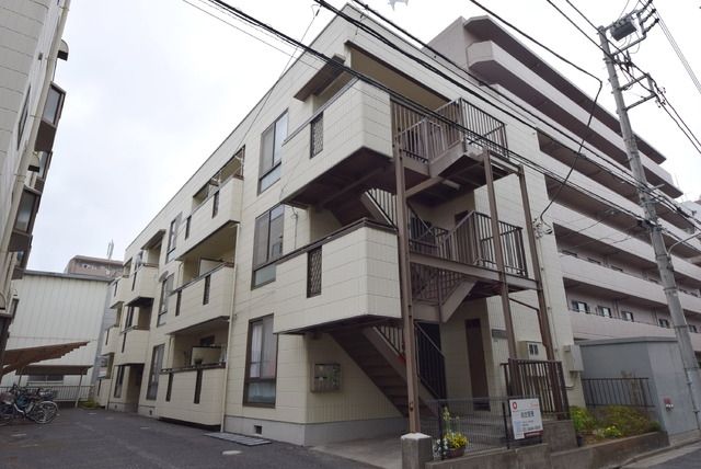 建物外観　地上3階建て