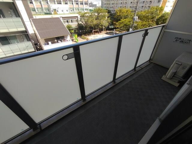 バルコニー　開放的で明るい空間を演出してくれるバルコニーです