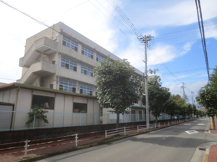中学校　鳴尾中学校（中学校）まで400m