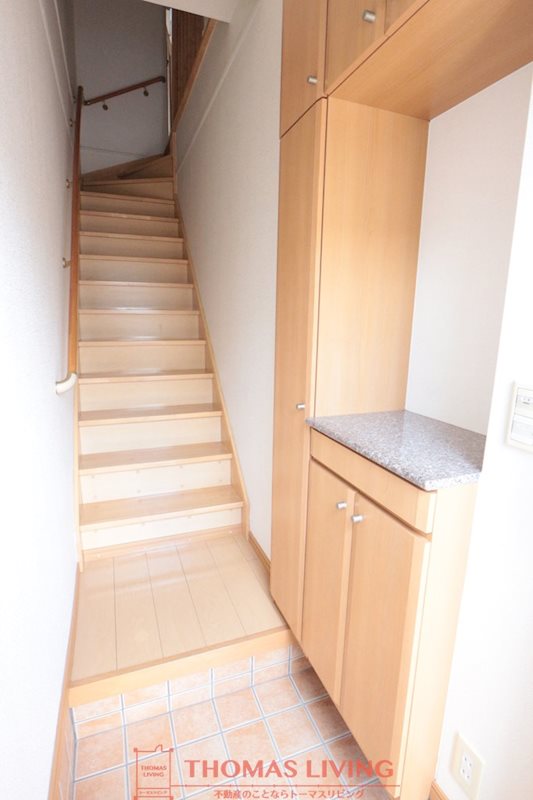 玄関　高さのあるシューズボックス。