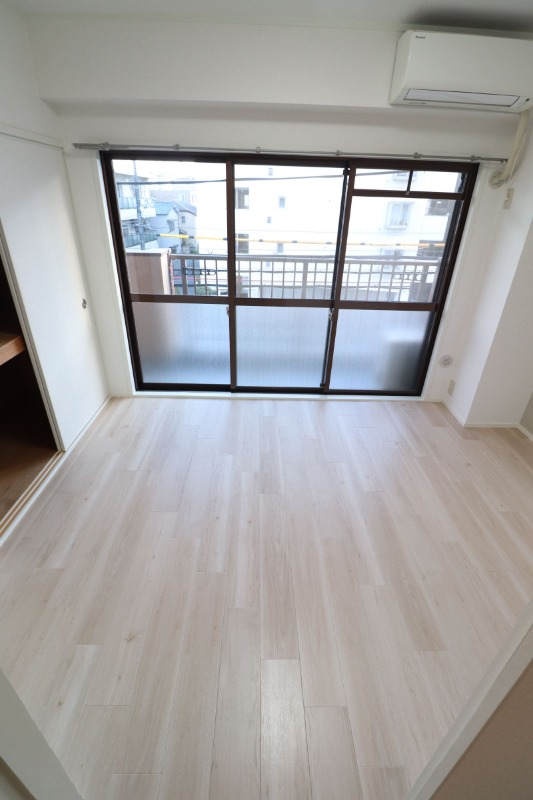 その他　6帖の洋室です