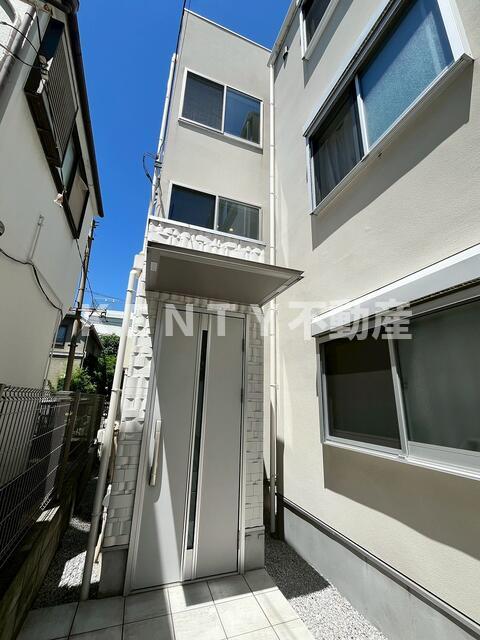 建物外観　玄関には庇のあるポーチ♪