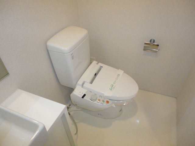 トイレ　シャワー付きのお手洗いです