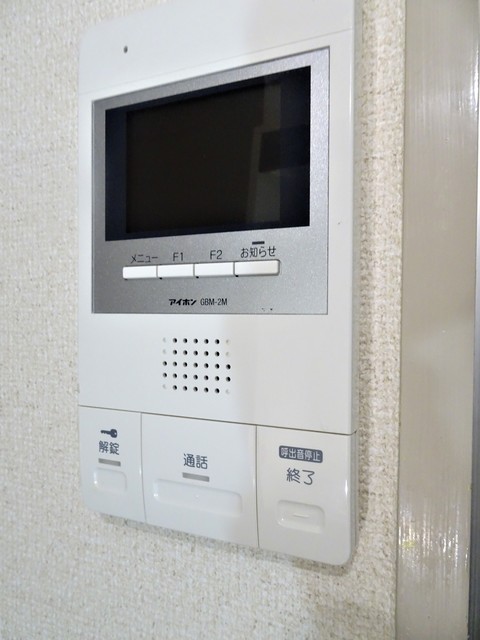 セキュリティ　来訪者の姿を確認できるＴＶモニター付インターホン設置済です！