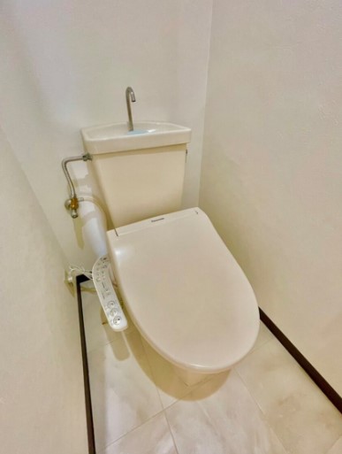 トイレ　内装は別部屋の参考写真です。