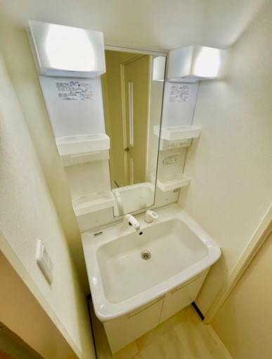 洗面設備　内装は別部屋の参考写真です。