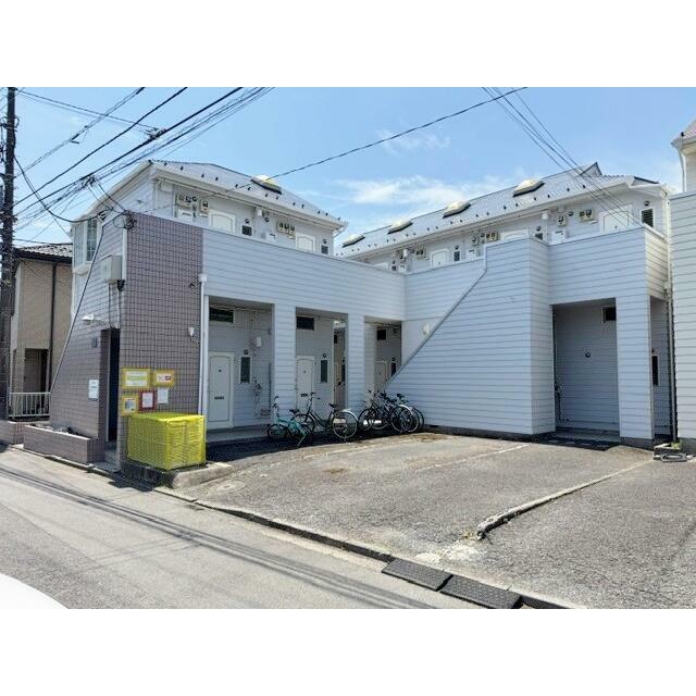 建物外観　玄関ドアはダブルロック・テレビモニターフォン付き敷地内に防犯