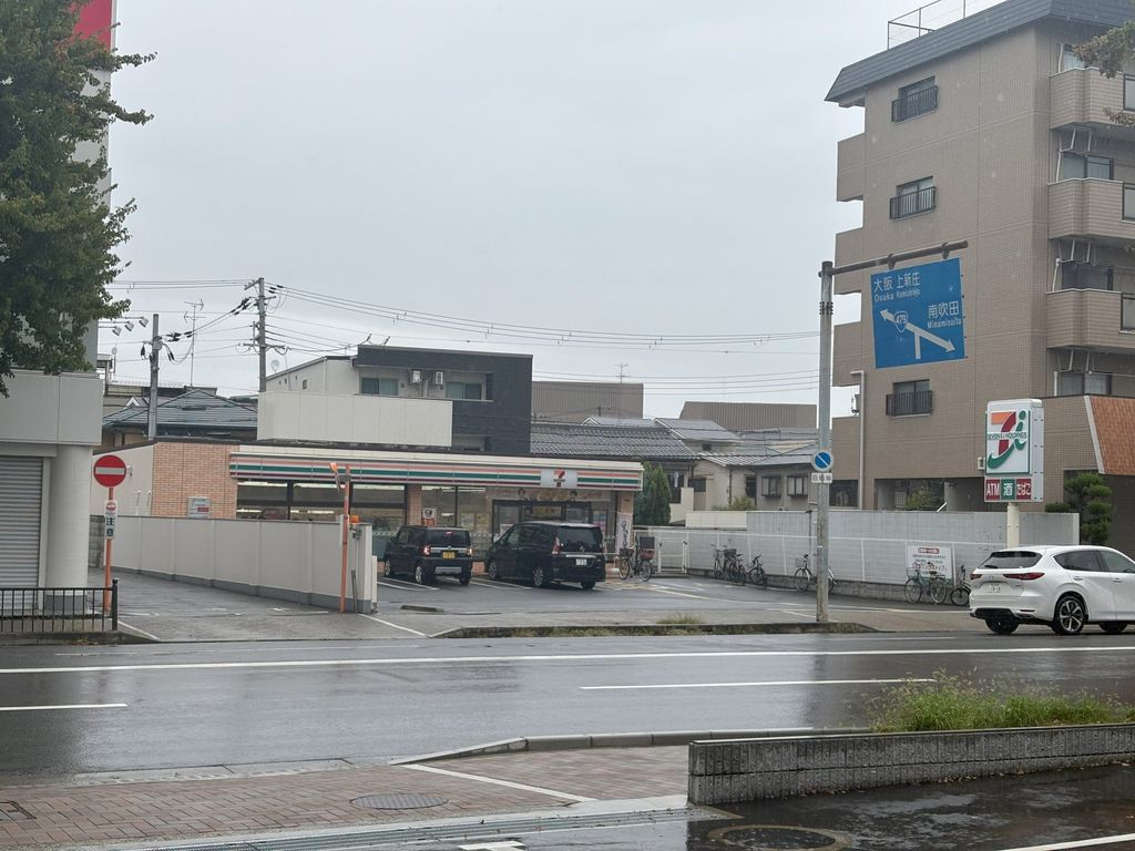 コンビニ　セブンイレブン吹田泉町2丁目店（コンビニ）まで300m