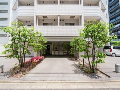 エントランス　整備された植栽が良好な管理体制を物語ります。