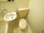 トイレ　落ち着いた色調のトイレです