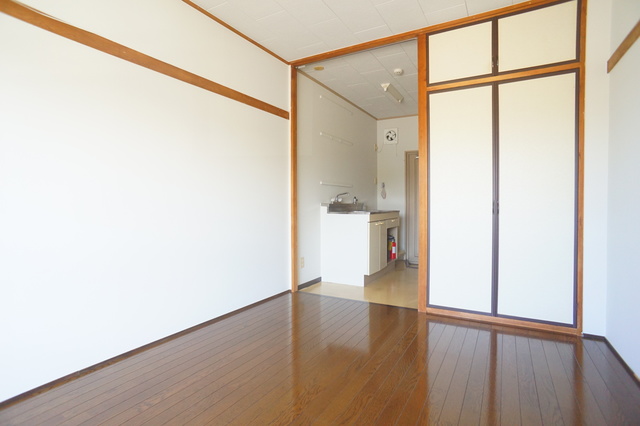 その他部屋・スペース　室内は木の温もりが優しいフローリングです♪