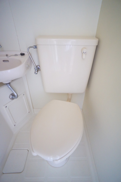 トイレ　白を基調とした空間で清潔感のあるトイレです♪