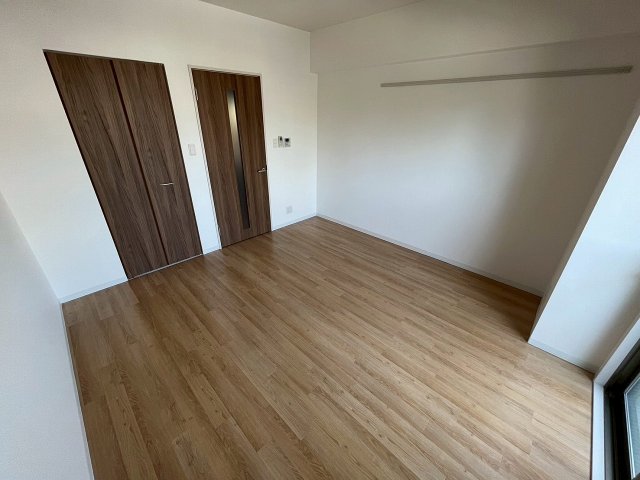 その他部屋・スペース　開放的な寝室です