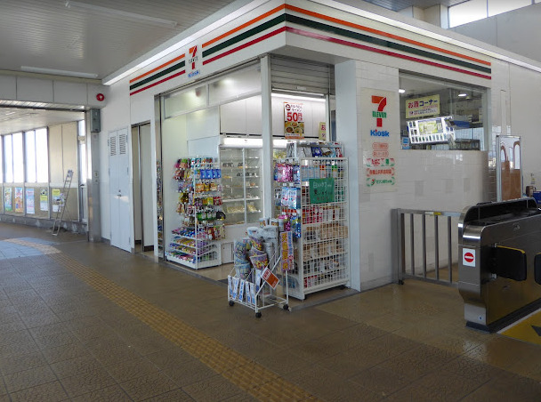 コンビニ　セブンイレブン キヨスクJR宝殿駅改札口店（コンビニ）まで454m