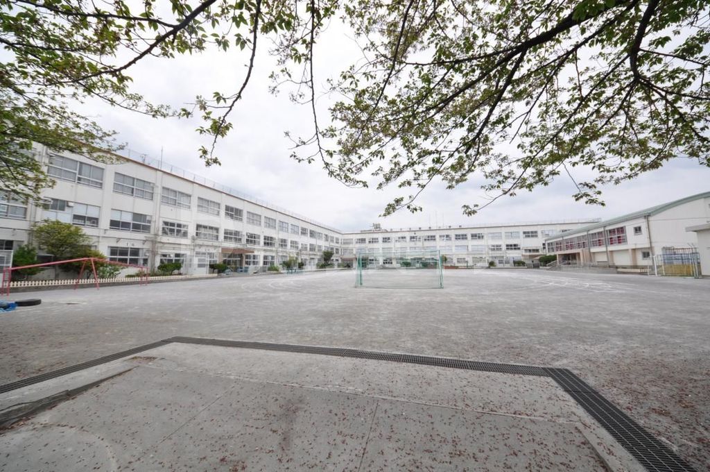 小学校　足立区立花畑西小学校（小学校）まで580m