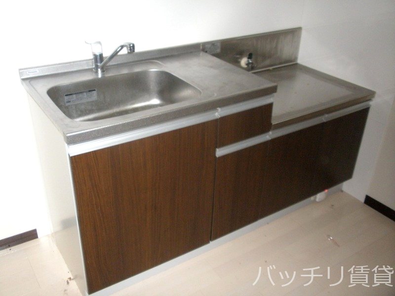 キッチン　別号室写真の為現況を優先致します。