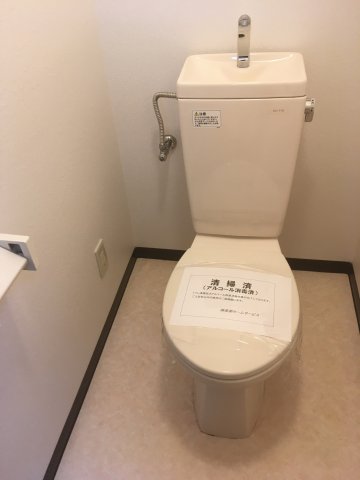 トイレ　コンセント付きなのでご自身で温水洗浄便座が付けられます♪