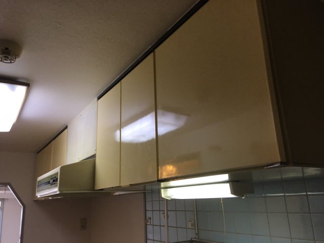 その他　キッチンの吊戸棚と換気扇です。収納スペース多めです♪