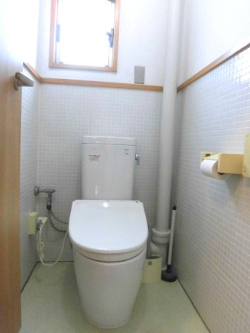 トイレ　温水洗浄便座付きトイレ、トイレに窓もあります