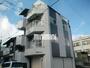 建物外観　南向きの４階建てマンション