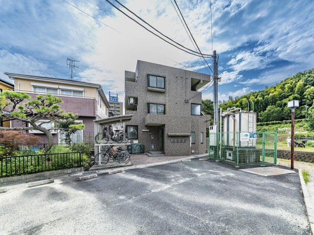 駐車場　駐車場あり、大型バイク、原付、自転車の駐輪場あり