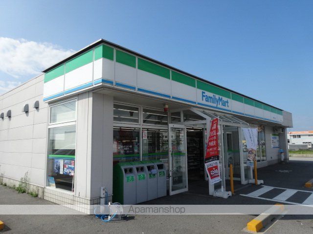 コンビニ　ファミリーマート（コンビニ）まで1756m