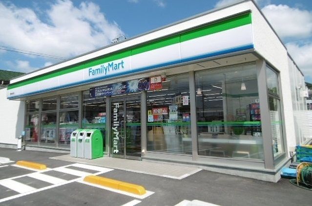 コンビニ　ファミリーマート（コンビニ）まで650m