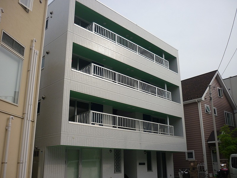 建物外観　森戸海岸まで徒歩３分の好立地♪
