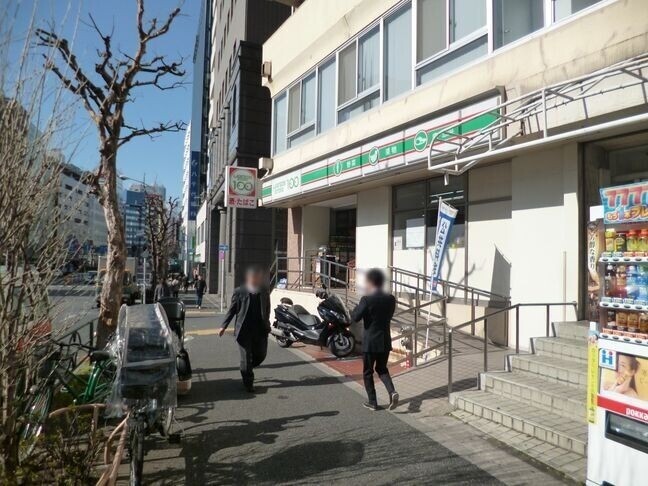 コンビニ　ローソンストア100新宿5丁目店（コンビニ）まで154m