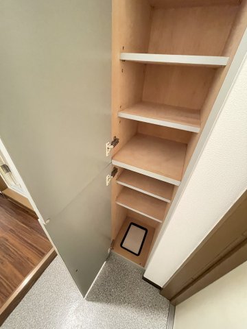 玄関　※画像は同物件別室となります。