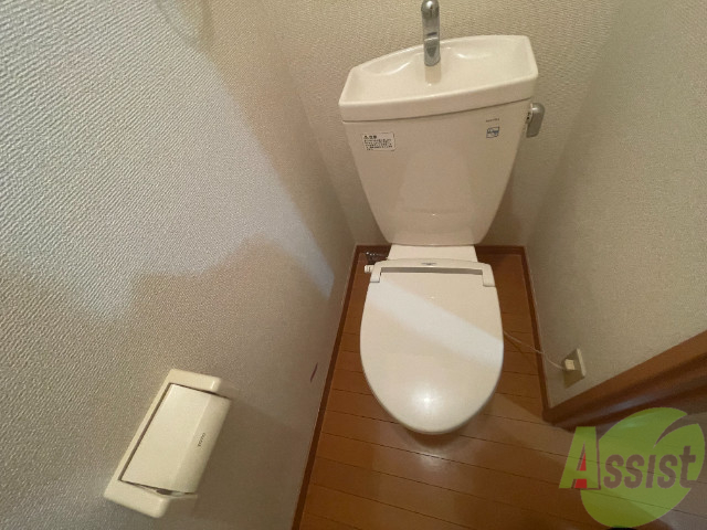 トイレ　清潔感のあるトイレで安心して使用できます。