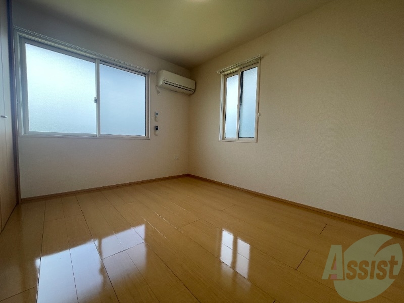 その他部屋・スペース　寝室には窓があるので、朝の目覚めが良さそうです。