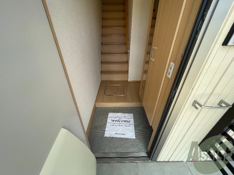 玄関　外から玄関を撮影してみました。広いリビングに繋がっています。