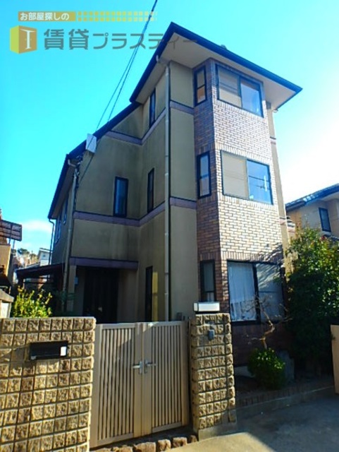 建物外観　閑静な住宅地建つ３階建ての戸建です。