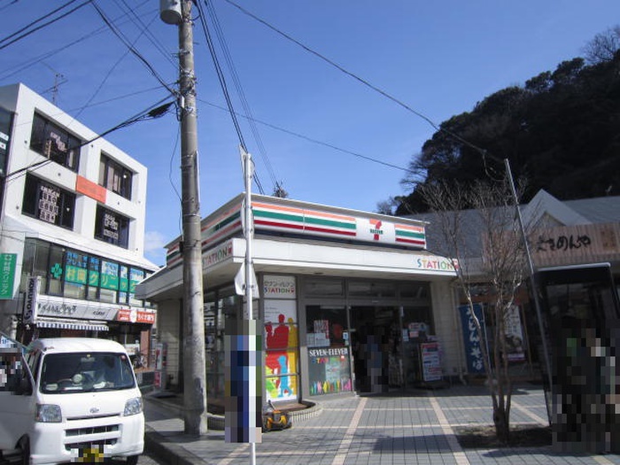 コンビニ　セブンイレブン（コンビニ）まで240m