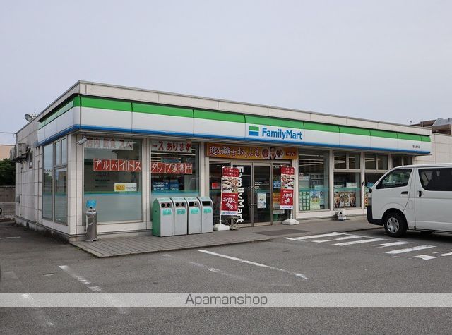 コンビニ　ファミリーマート（コンビニ）まで820m