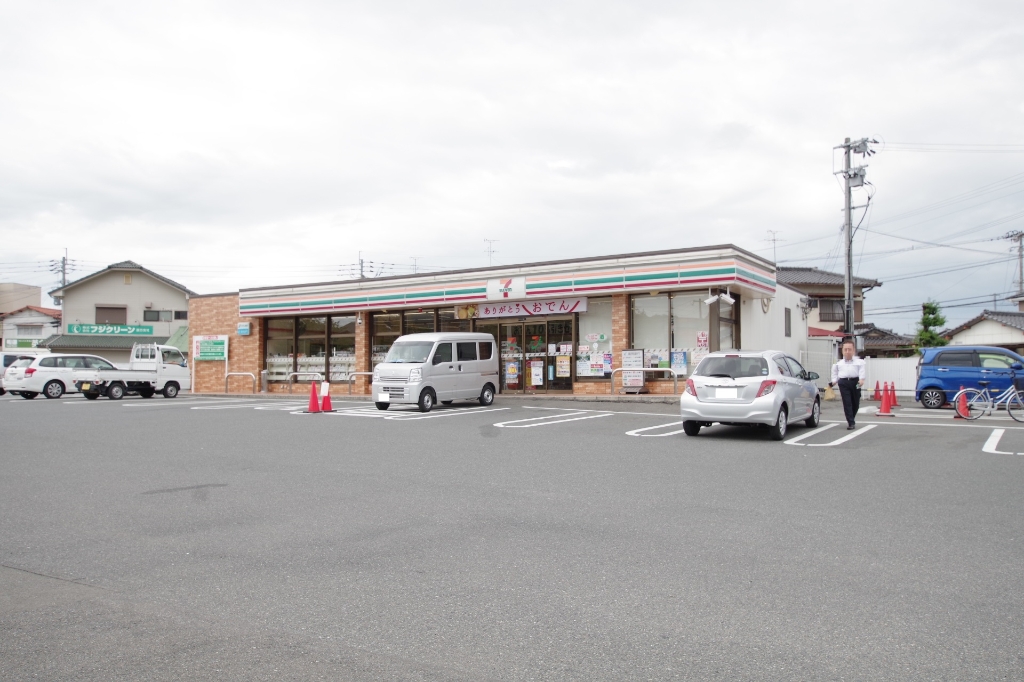 コンビニ　セブンイレブン直方感田店（コンビニ）まで813m