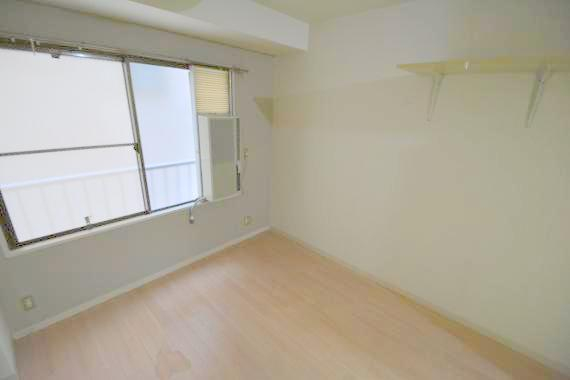 居室・リビング　落ち着いた雰囲気のこのお部屋でゆっくりお休みください。