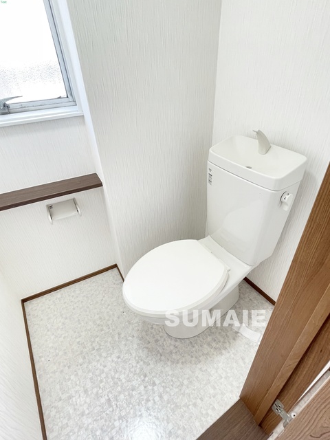 トイレ　窓付きトイレなので明るいです♪