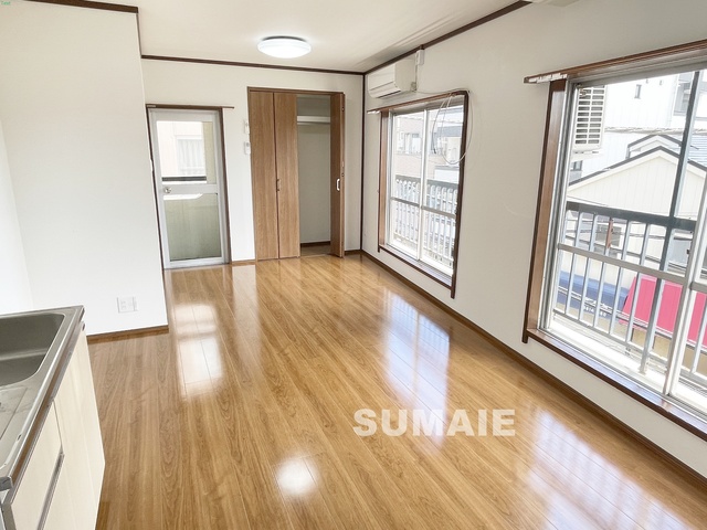 居室・リビング　3面採光のお部屋です！