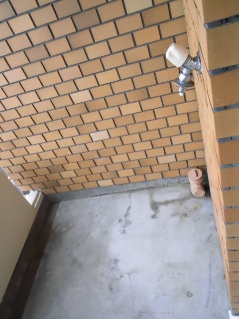 バルコニー　室外洗濯機置場