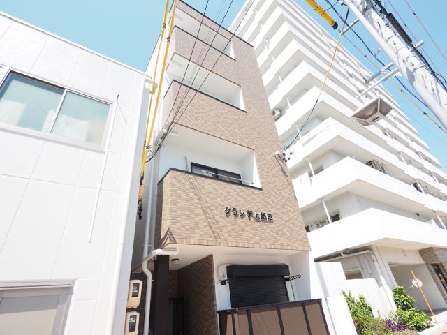 建物外観　１フロアーに２部屋のみで各部屋角部屋